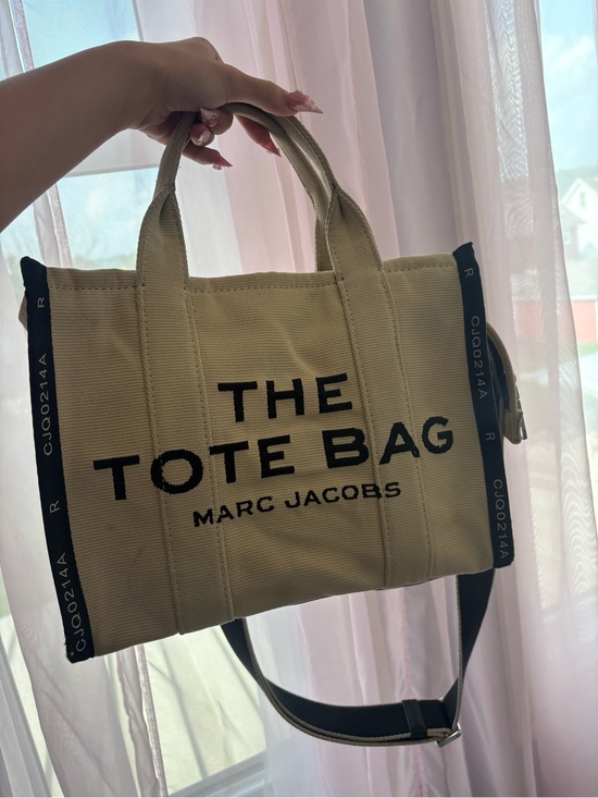 Marc Jacobs Handbags - Marc Jacobs Medium Tote Bag in tan & black